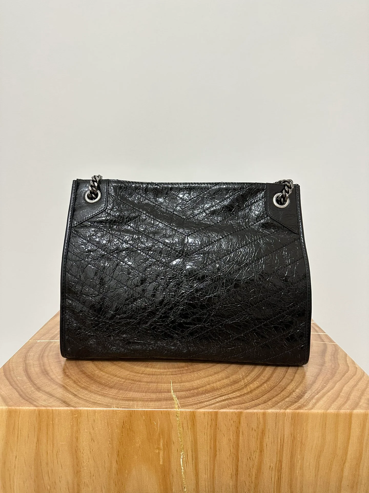 Сумка-шоппер YSL Niki с черной цепочкой из античного серебра.