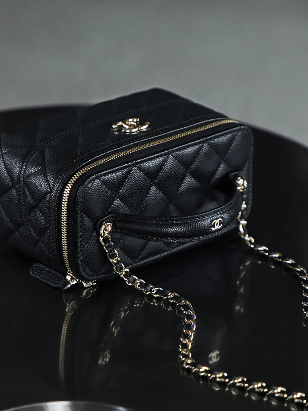 Косметичка Chanel 25c - Черная - Фурнитура из светлого золота