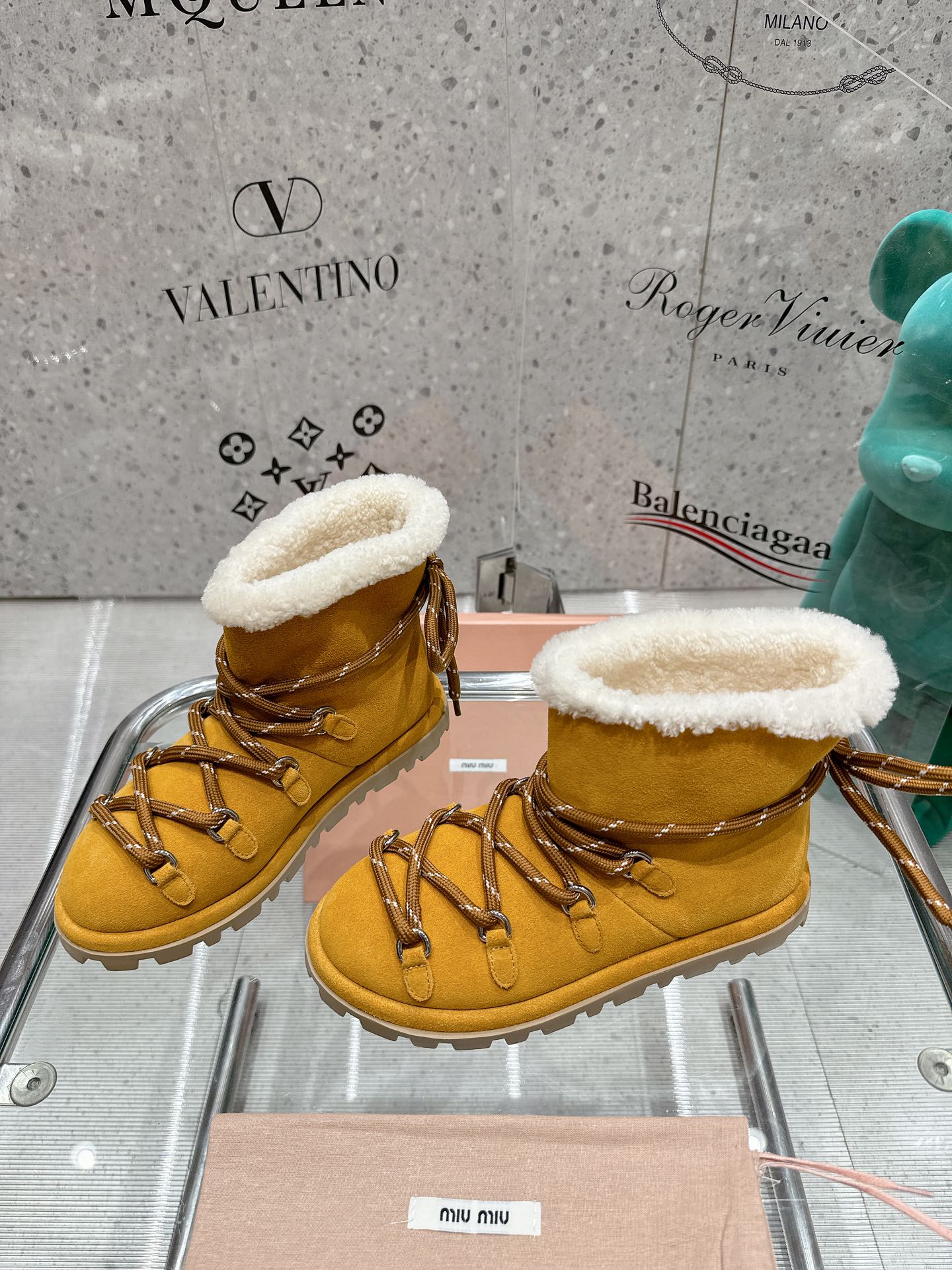 Ботинки Miu Miu 2024 с декоративной шнуровкой - желтые