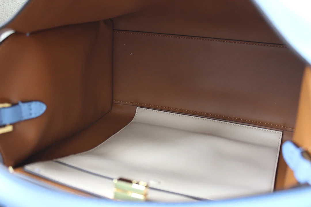 Сумка Fendi Peekaboo Lite Medium из светло-голубой кожи.