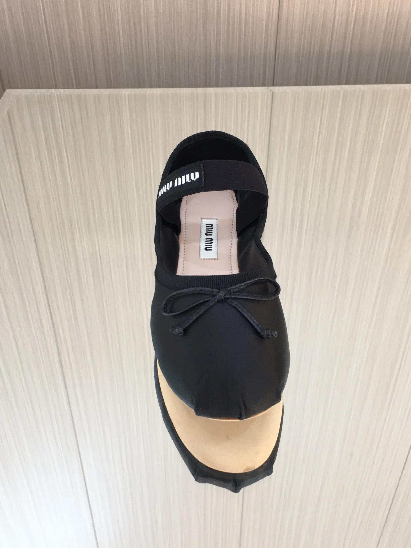 Новинка весны/лета Miu Miu 2023 — балетки ?Французская фея? — черные.