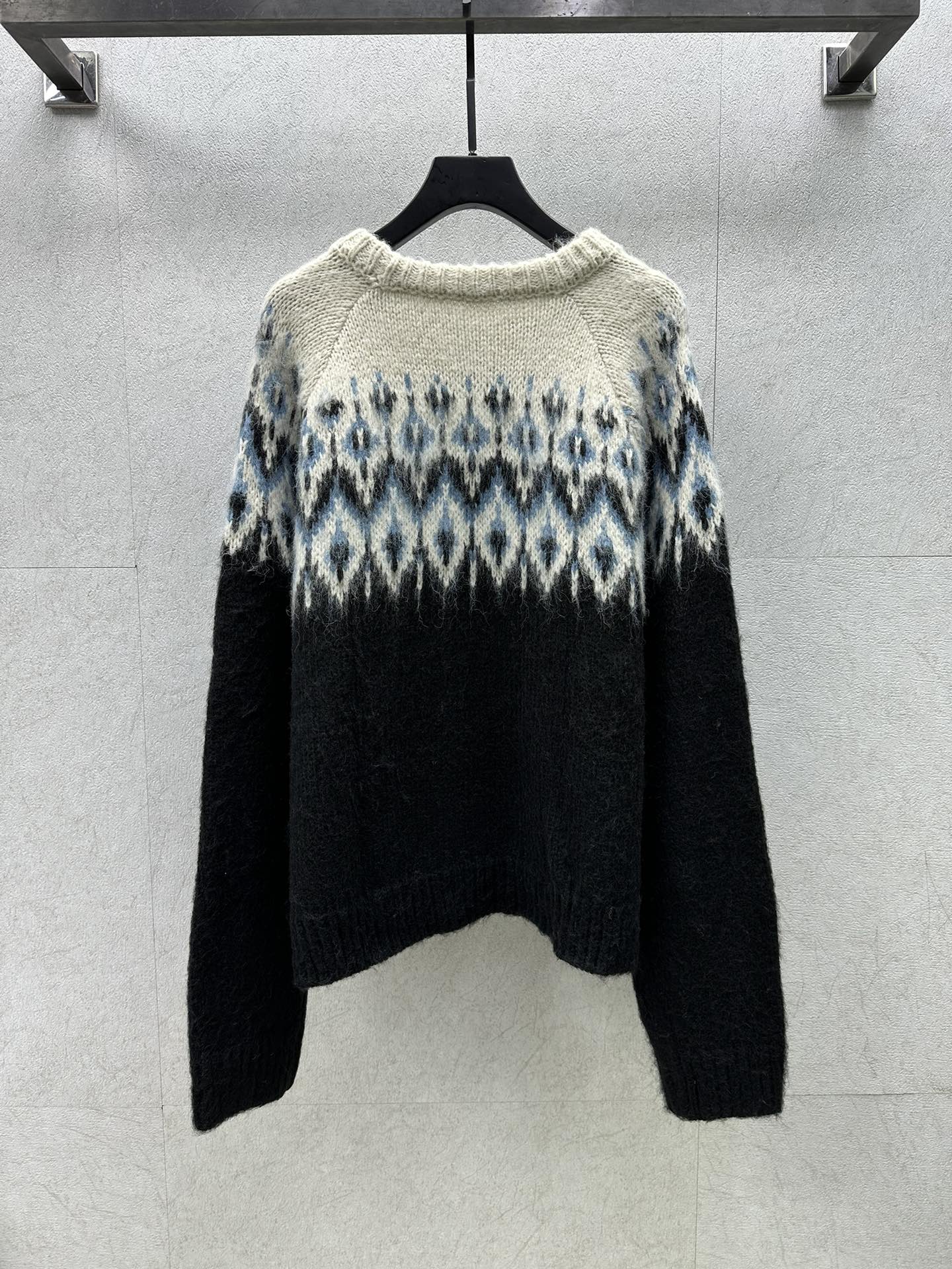 Celine-2403-24 Новинка: Свитер в том же стиле от Тан Янь