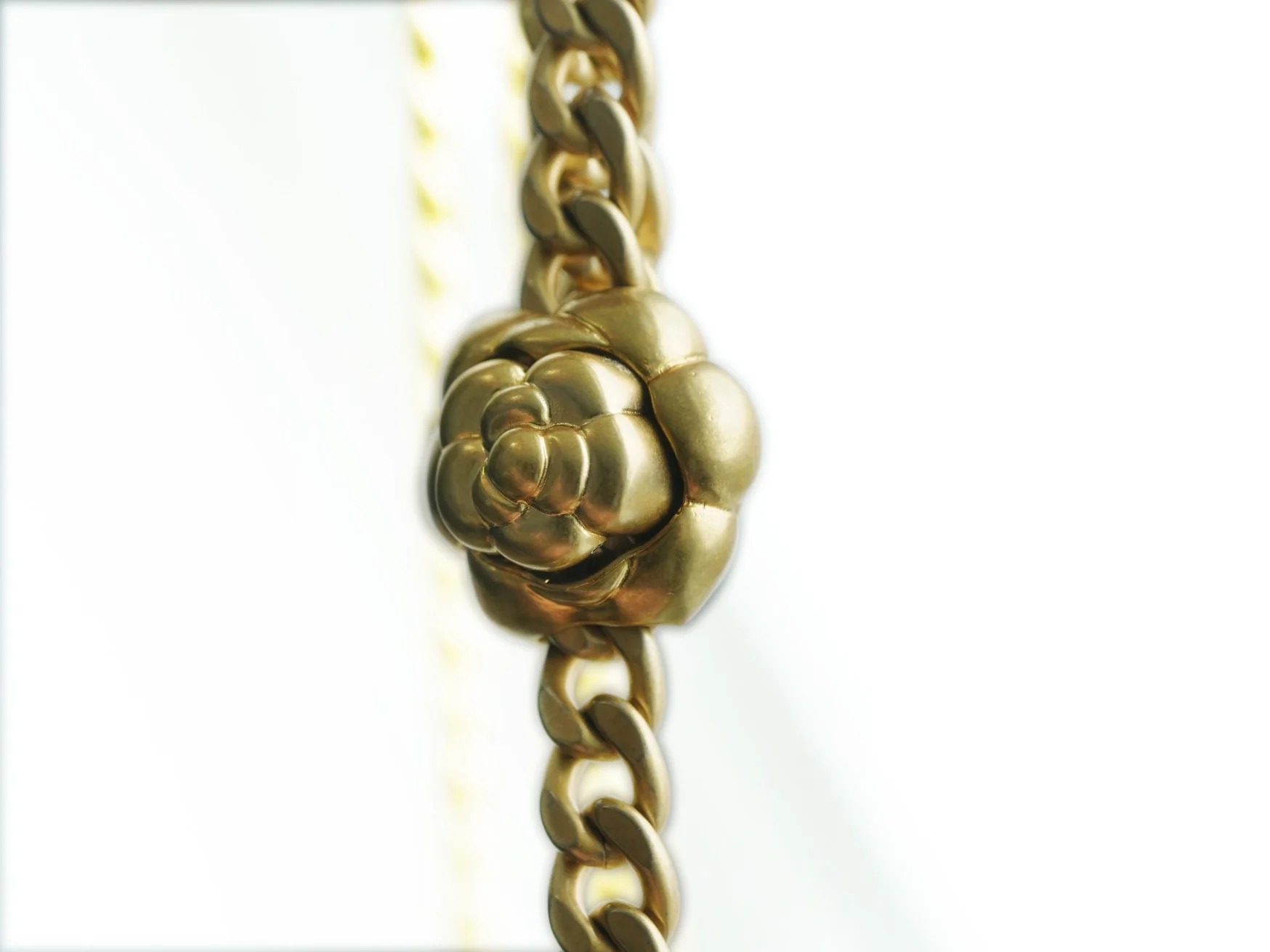 Пряжка Chanel 23 в стиле ?Камелия? — черная.