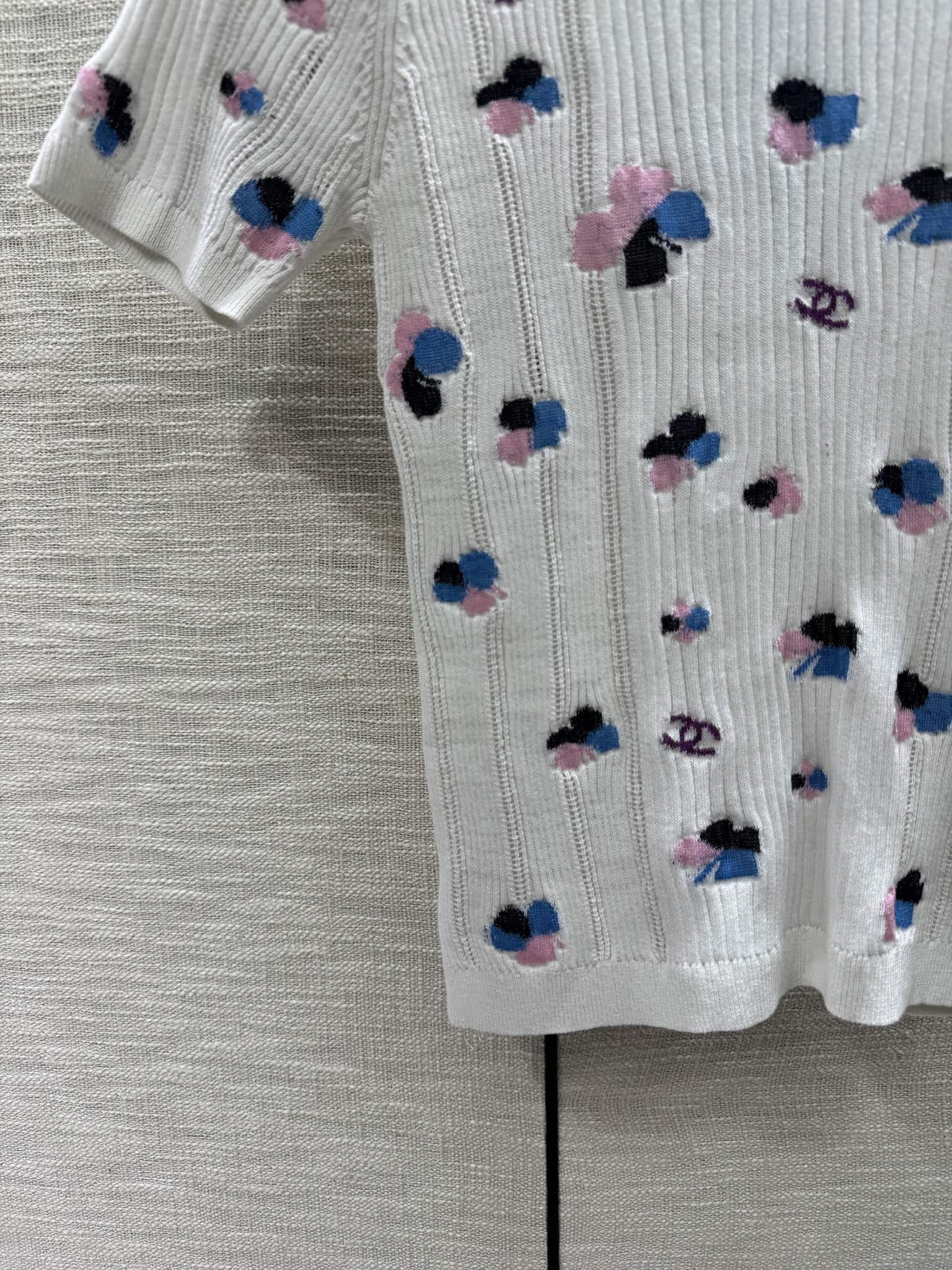 В стиле Chanel - 2403 - Трикотажный топ с короткими рукавами и жаккардовым узором в виде четырехлистного клевера - Белый