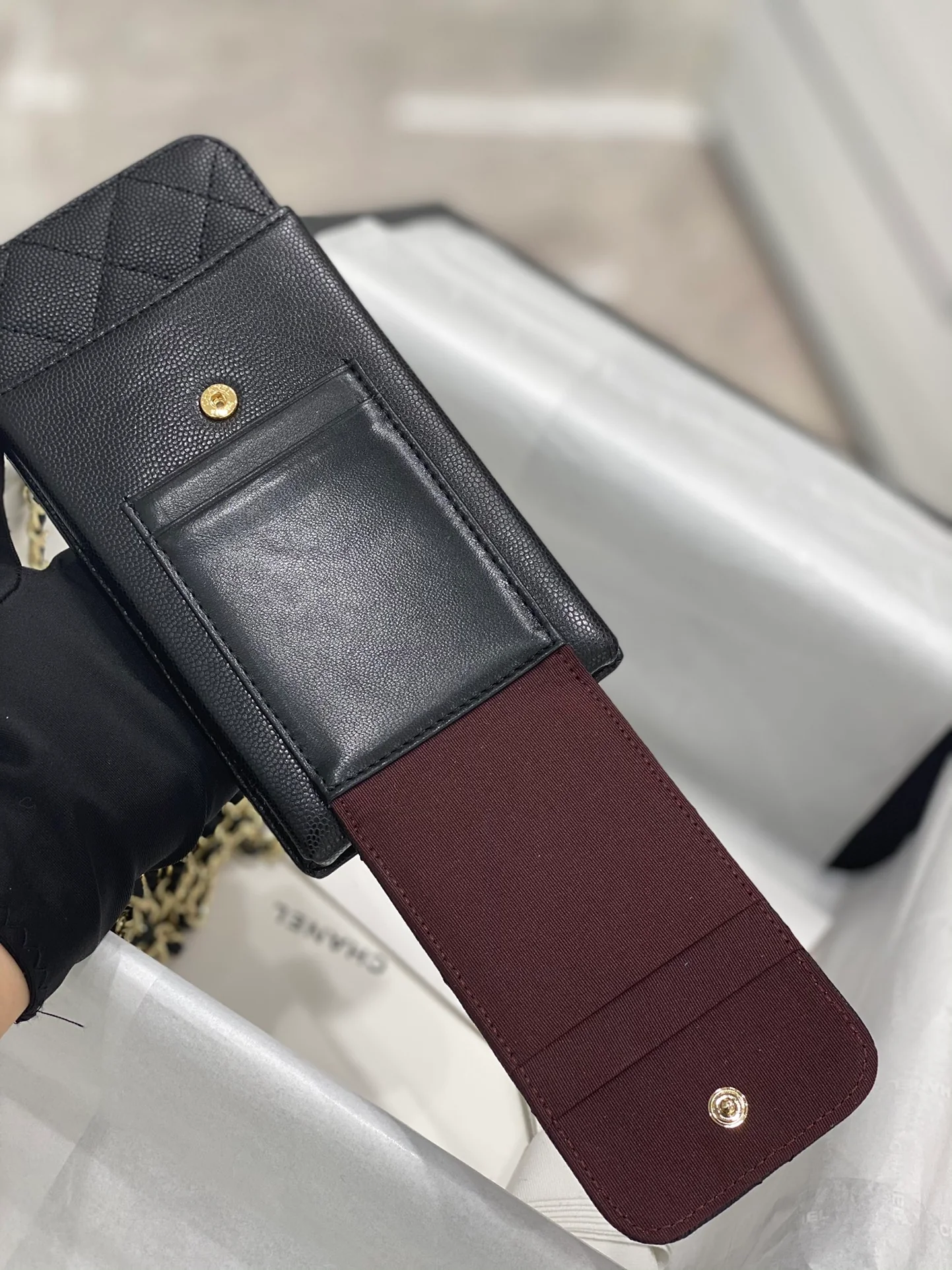 Chanel - Сумка для телефона из зернистой кожи - Черная с золотой фурнитурой