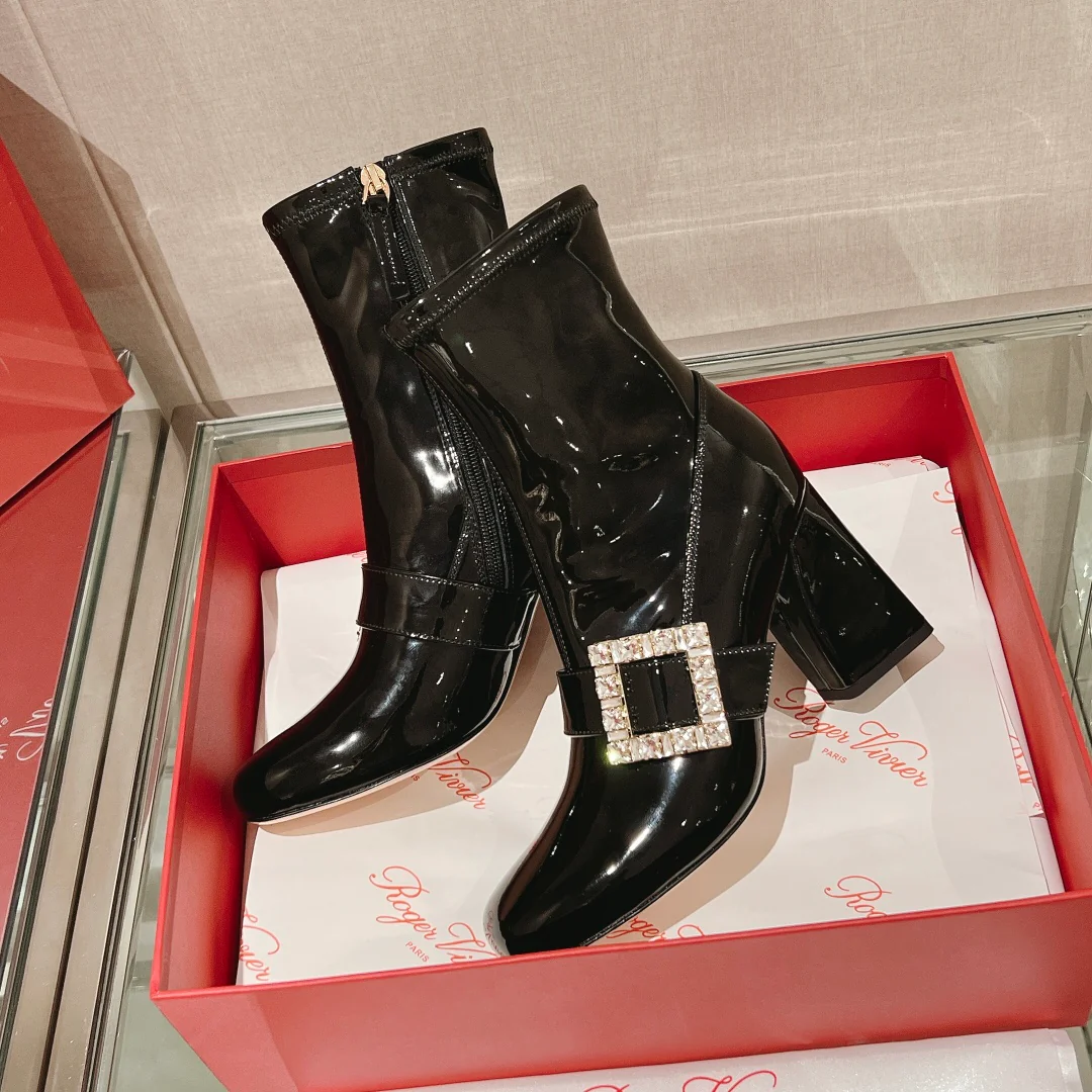 RV Shoes - Лакированные сапоги на высоком каблуке с пряжкой и стразами - Стразы Swarovski