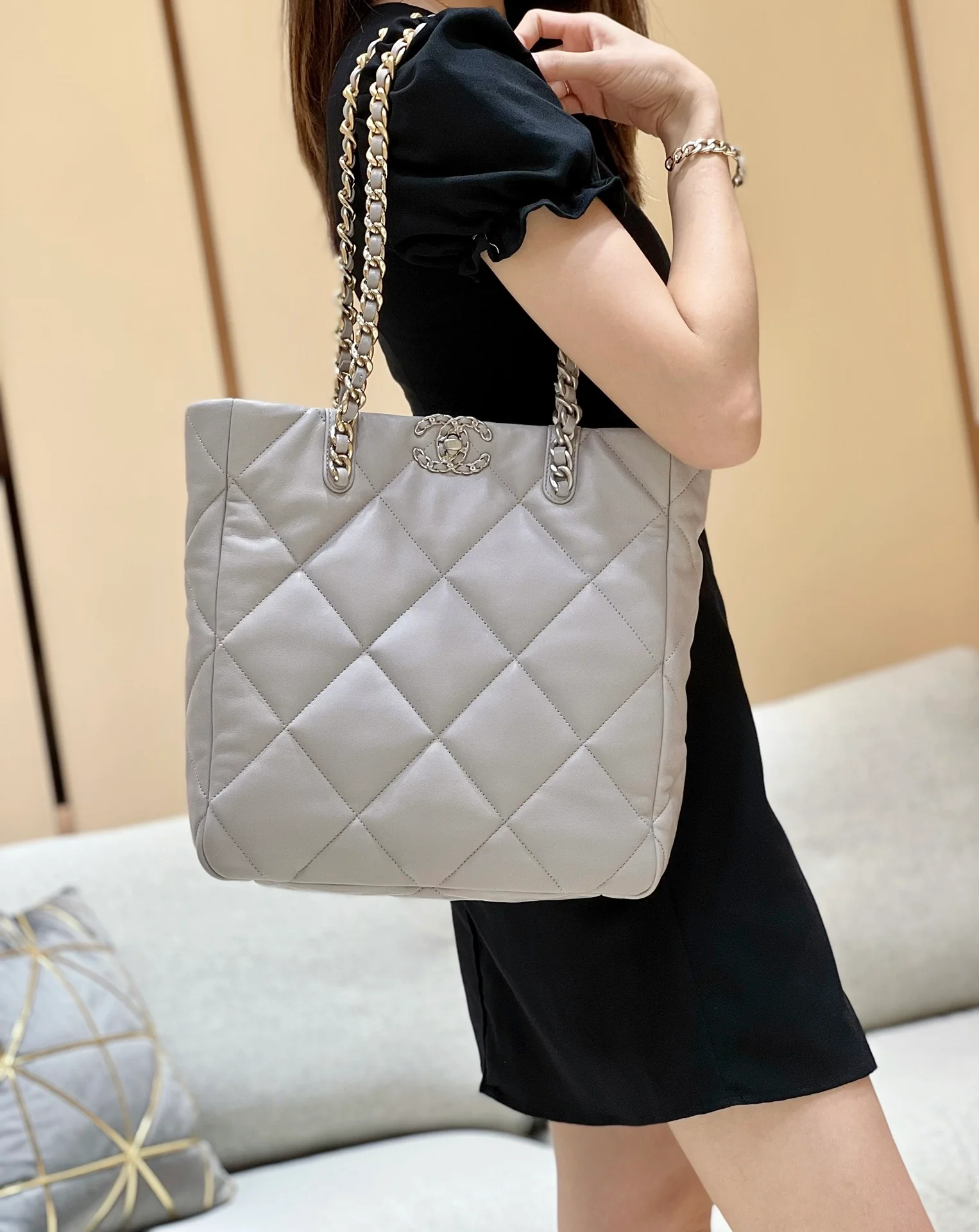 Новинка сезона осень/зима 2022 от Chanel - сумка-шоппер из 19 предметов.