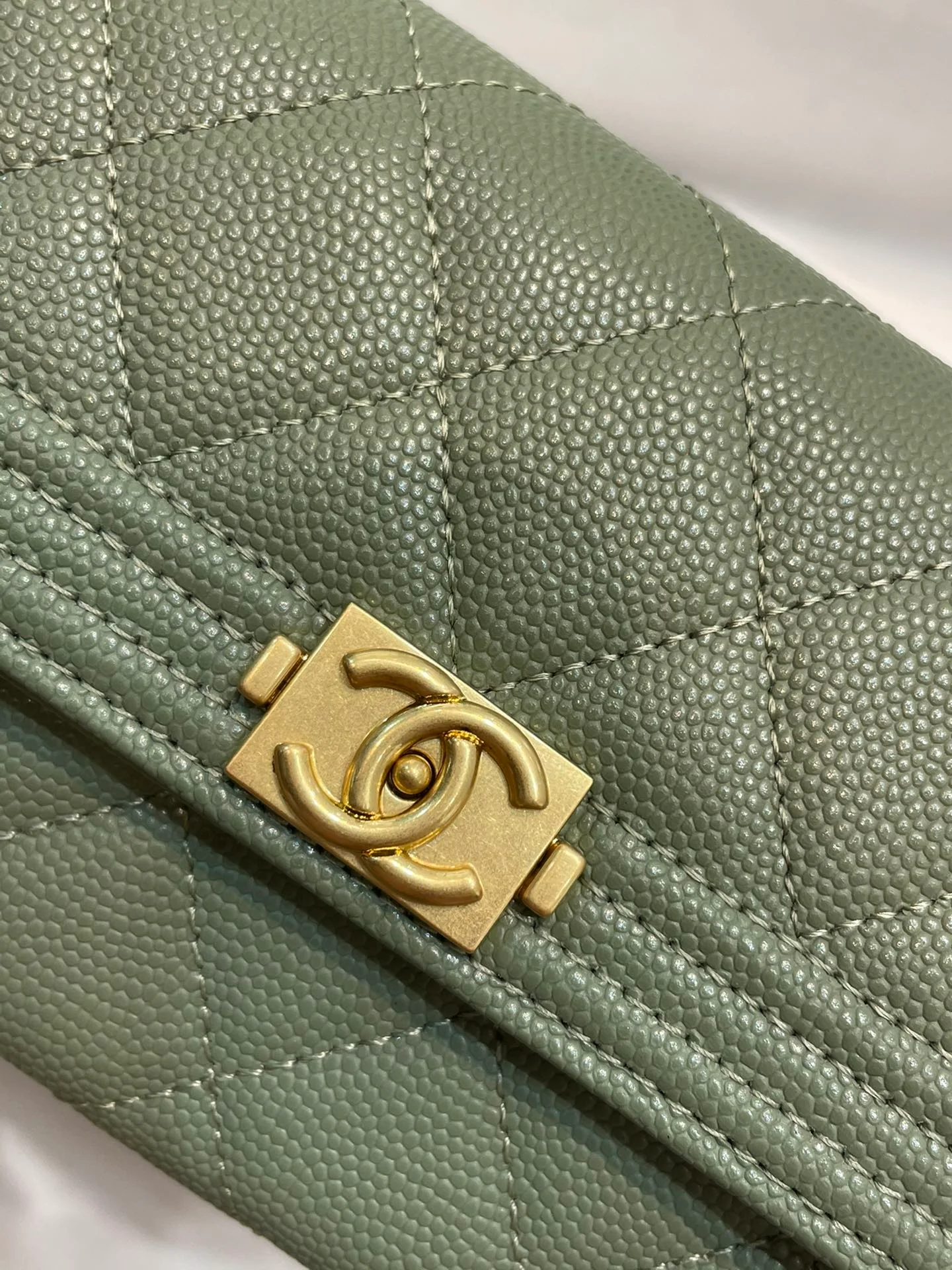 Монетоприемник Chanel Le Boy Classic на молнии - зеленый