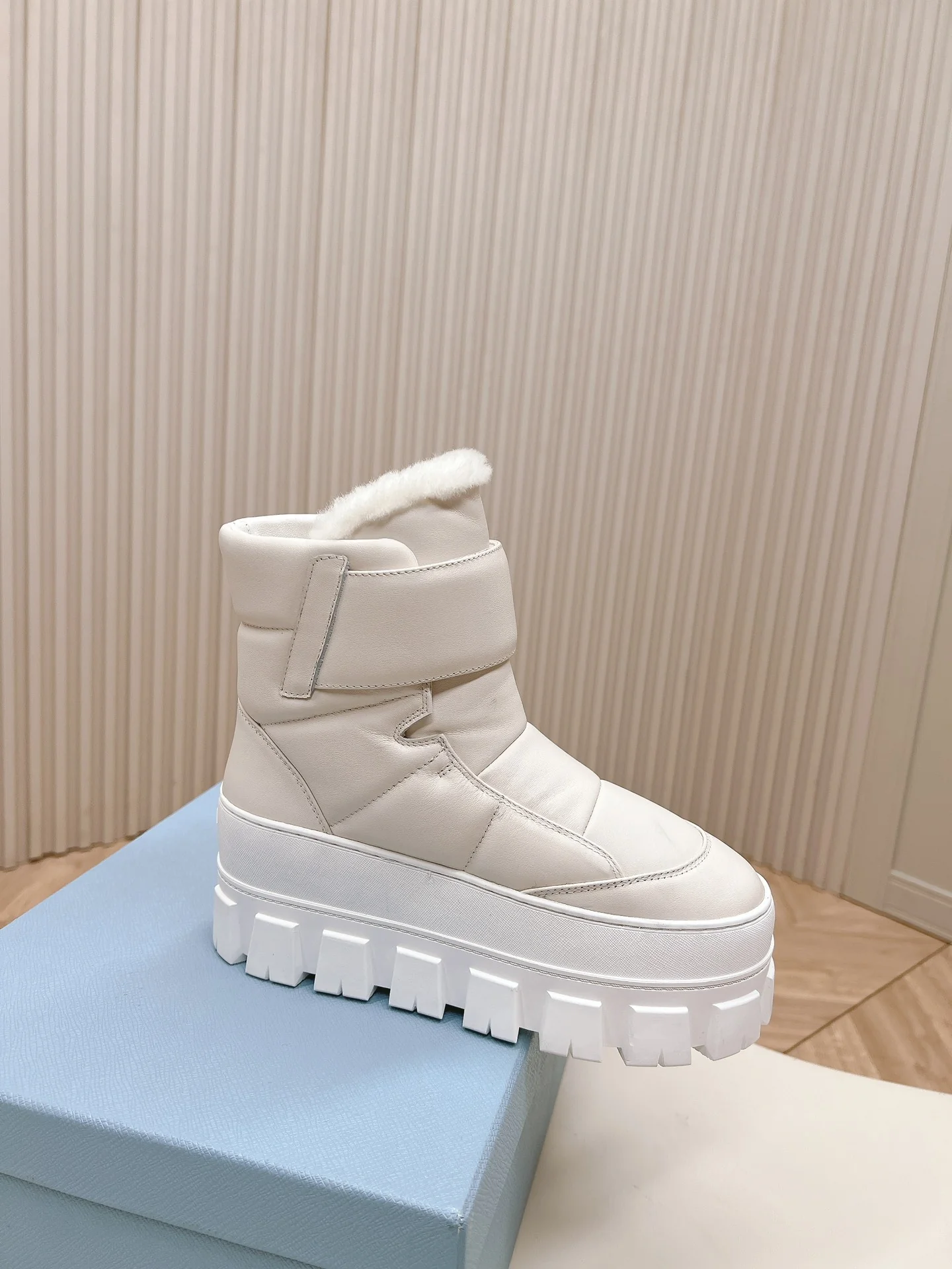 Снежные ботинки Prada 2024 на платформе с застежкой-липучкой - белые