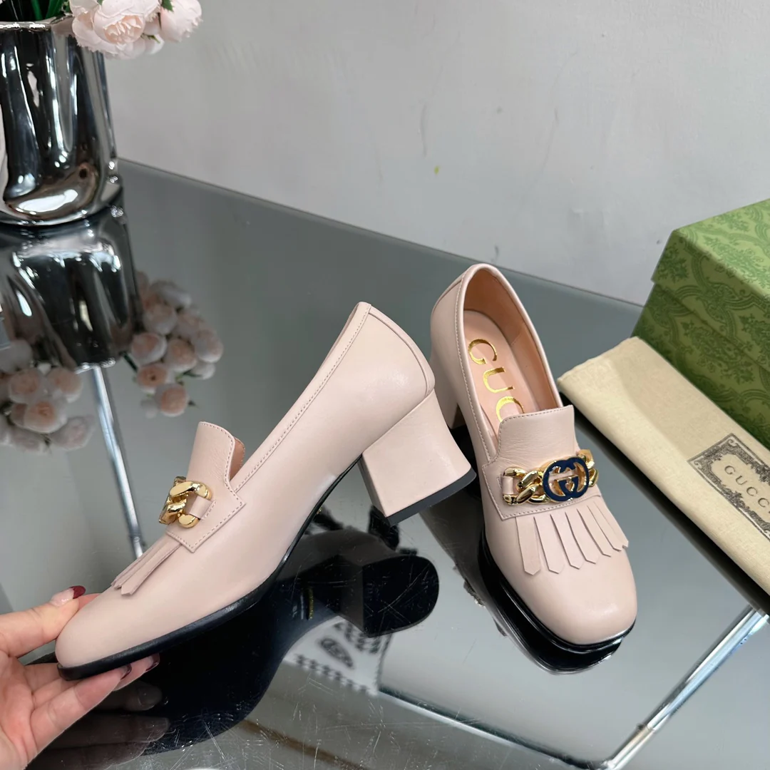 Новинка сезона осень/зима 2023 от Gucci - Лоферы на высоком каблуке из кожи - Розовые