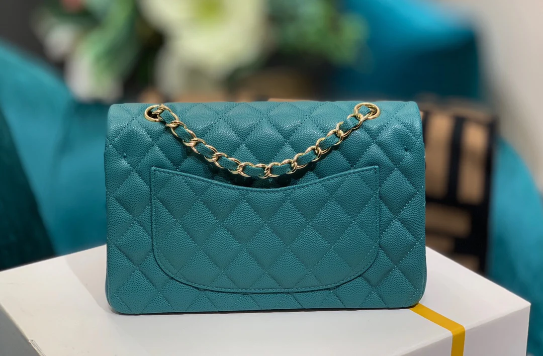 Chanel - Маленькая сумка из телячьей кожи с узором в виде шариков - Цвет: павлиний зеленый - 23 см