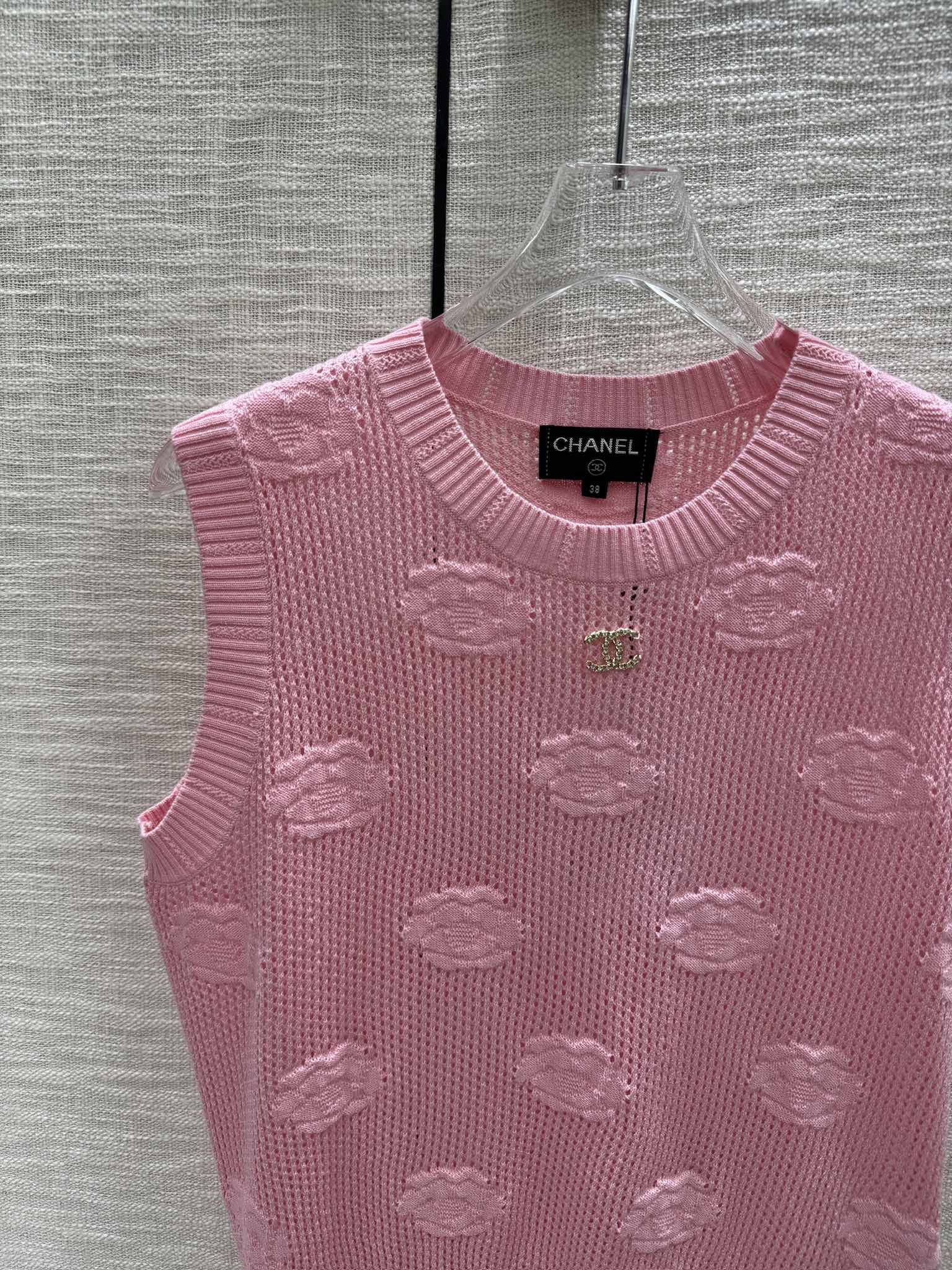 Вязаный жилет Chanel 2403 Camellia с ажурной отделкой - розовый