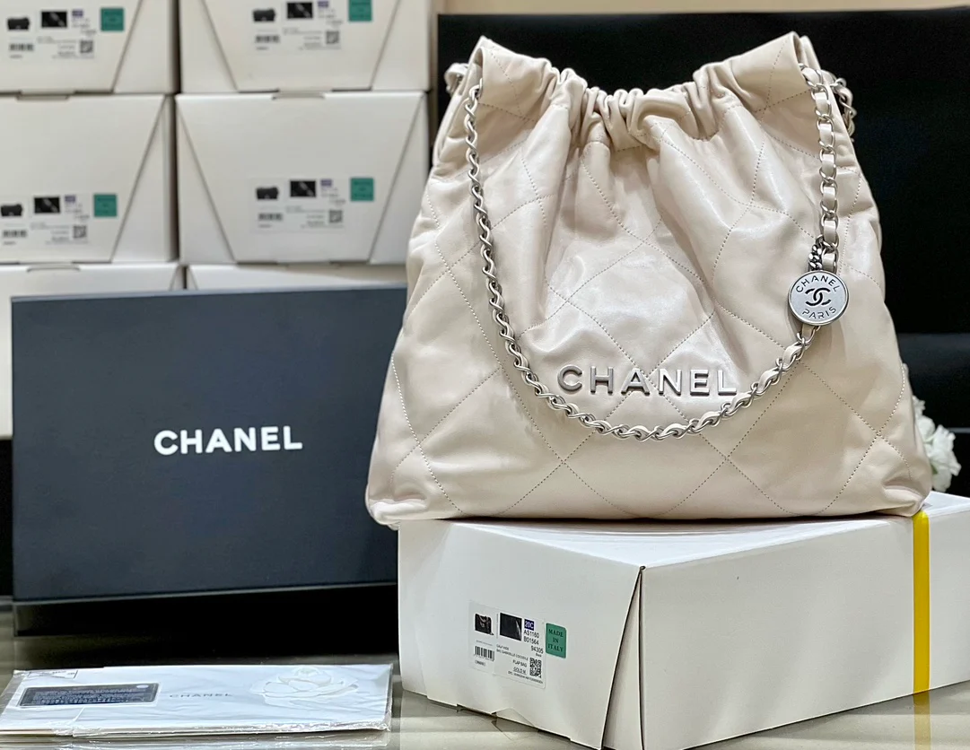 Новинка сезона весна/лето 2023 от Chanel - сумка 22 - маленькая - кремовый цвет