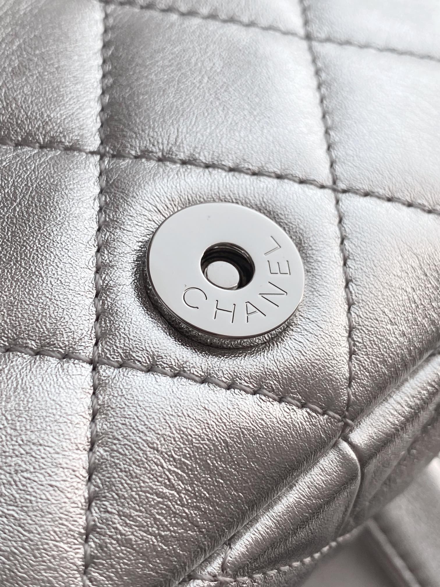 Новая коллекция Chanel весна/лето - сумка-хобо - сумка-мессенджер в стиле хиппи - серебристая