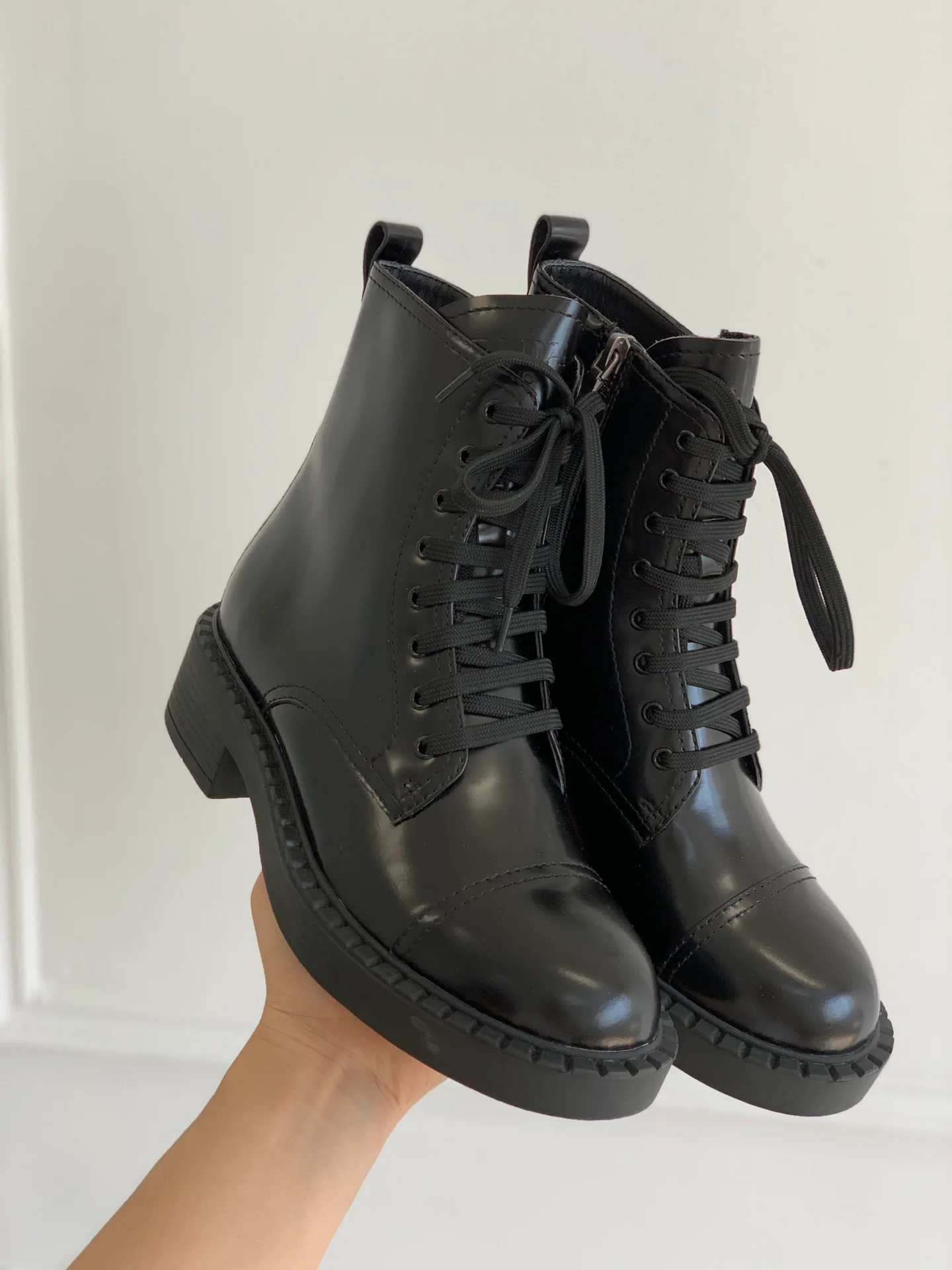 Новинка сезона осень/зима 2022 от Prada - Ботинки Dr. Martens на шнуровке - 2