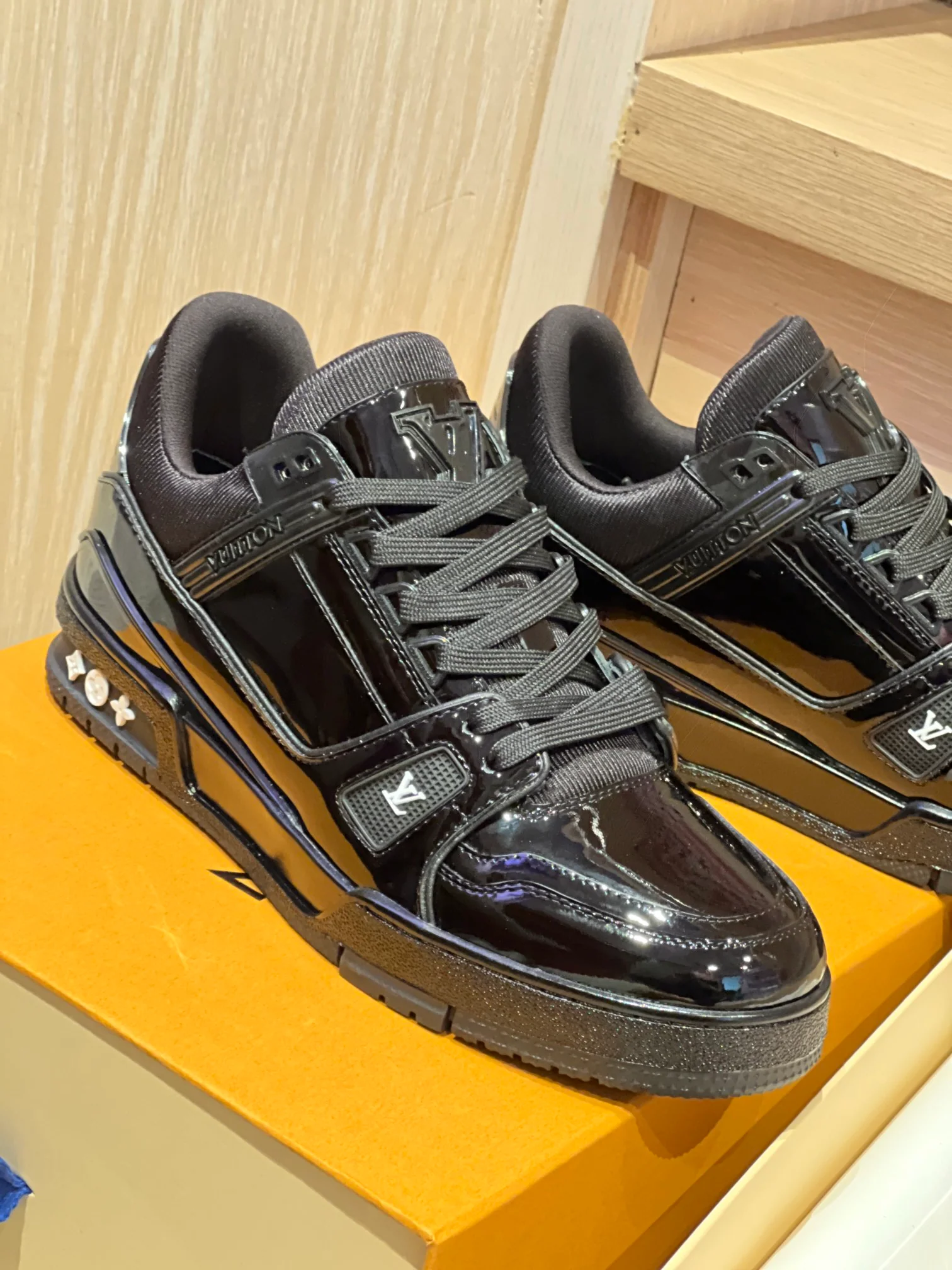 Кроссовки LV Trainer Casual Shoes - глянцево-черные