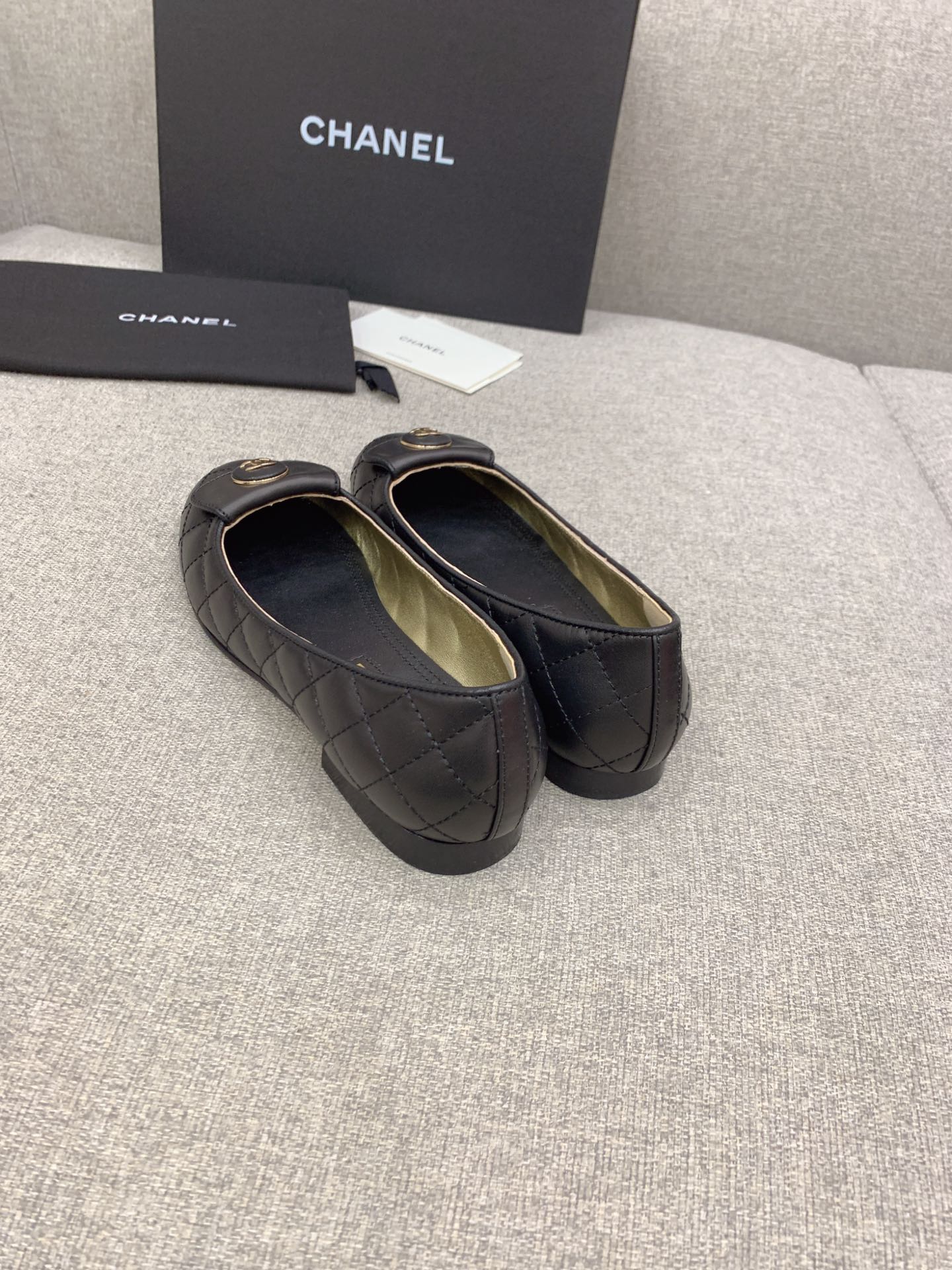 Классические балетки Chanel с двойной пряжкой в ??виде буквы С — черные с ромбовидным узором.