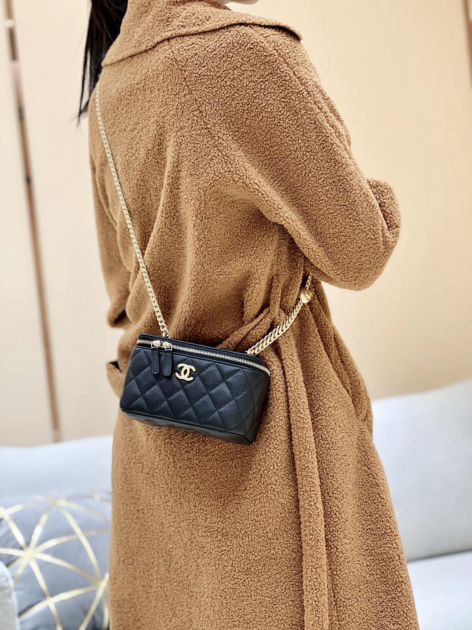 Новинка сезона весна/лето 2023 от Chanel - цепочка-шар, длинная, коробчатая - черная - фото в действии.