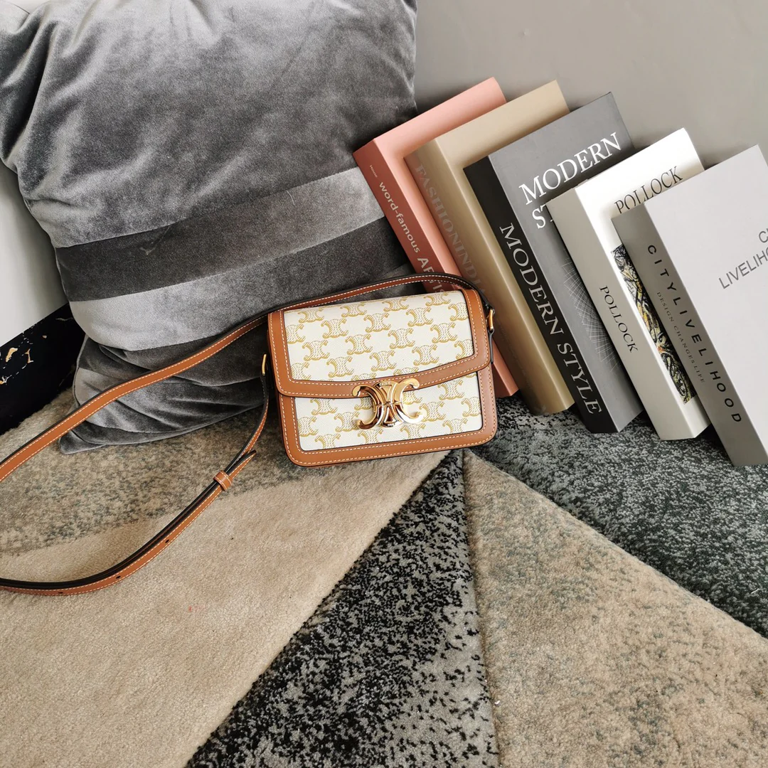 Классическая сумка Celine Triomphe из льна и кожи, с монограммой, белая, маленький размер 18,5 см.