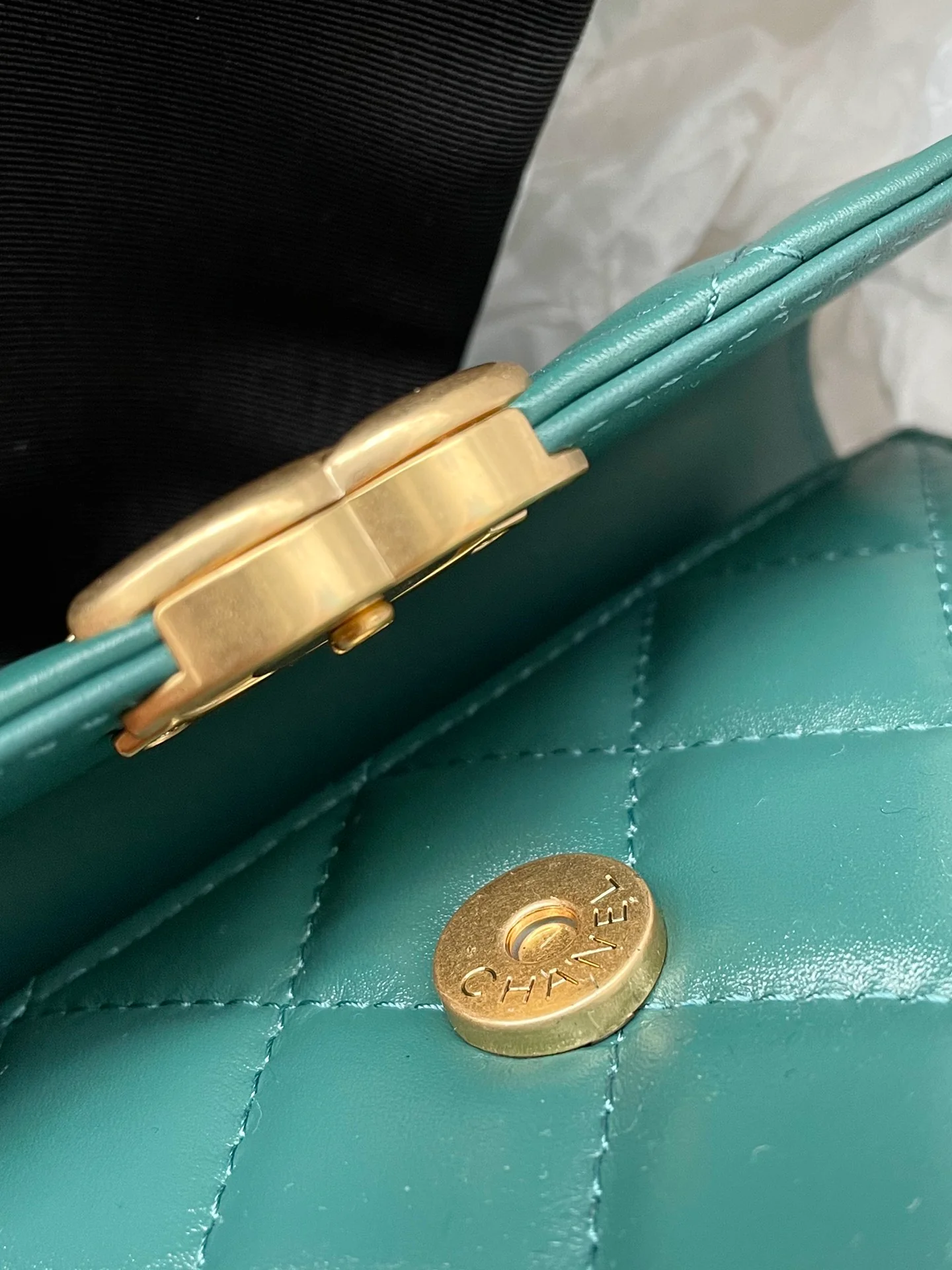 Держатель для карт Chanel с двойной золотой цепочкой и шариками - зеленая кожа.