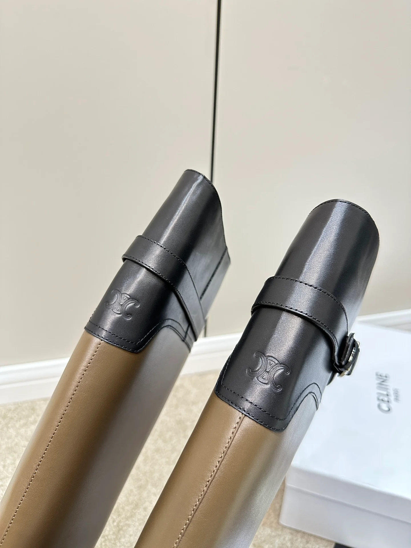 Образ с показа Celine осень/зима 2023 — высокие сапоги — чёрно-коричневый