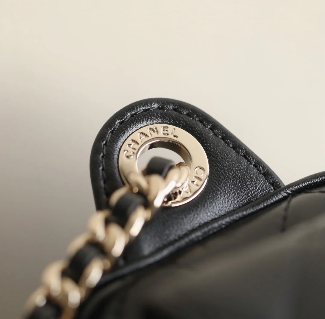 Сумка для фотоаппарата Chanel с двумя карманами из 24-каратного золота, маленькая, черная.