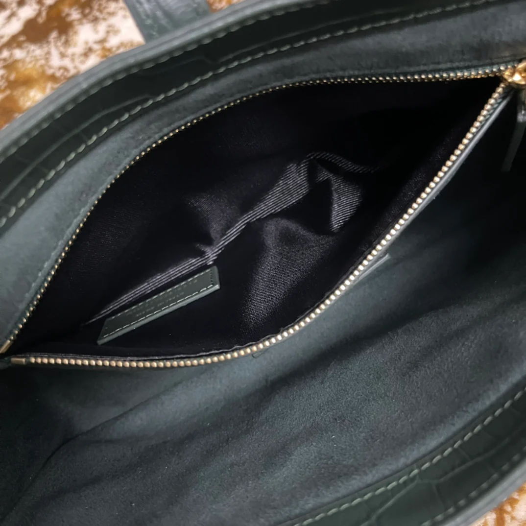 Сумка-седло YSL - зеленая с тиснением под крокодиловую кожу и золотой пряжкой.