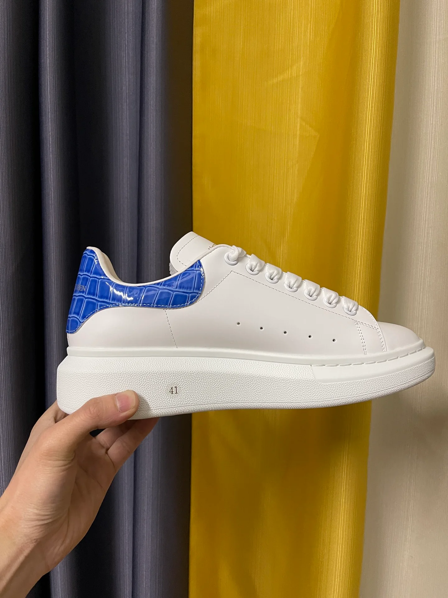 Классические белые кроссовки McQueen - унисекс - синяя лакированная кожа с текстурой 