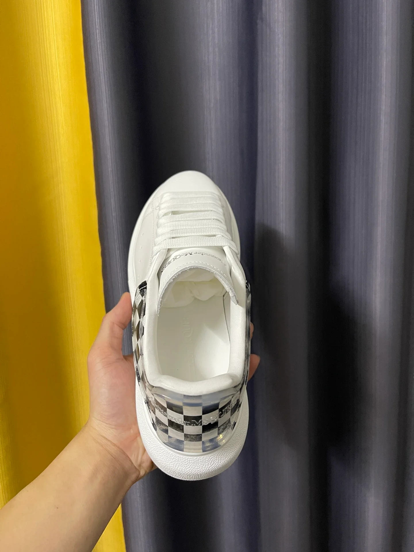 Классические белые кроссовки McQueen - унисекс - черно-белый клетчатый прозрачный каблук из эпоксидной смолы