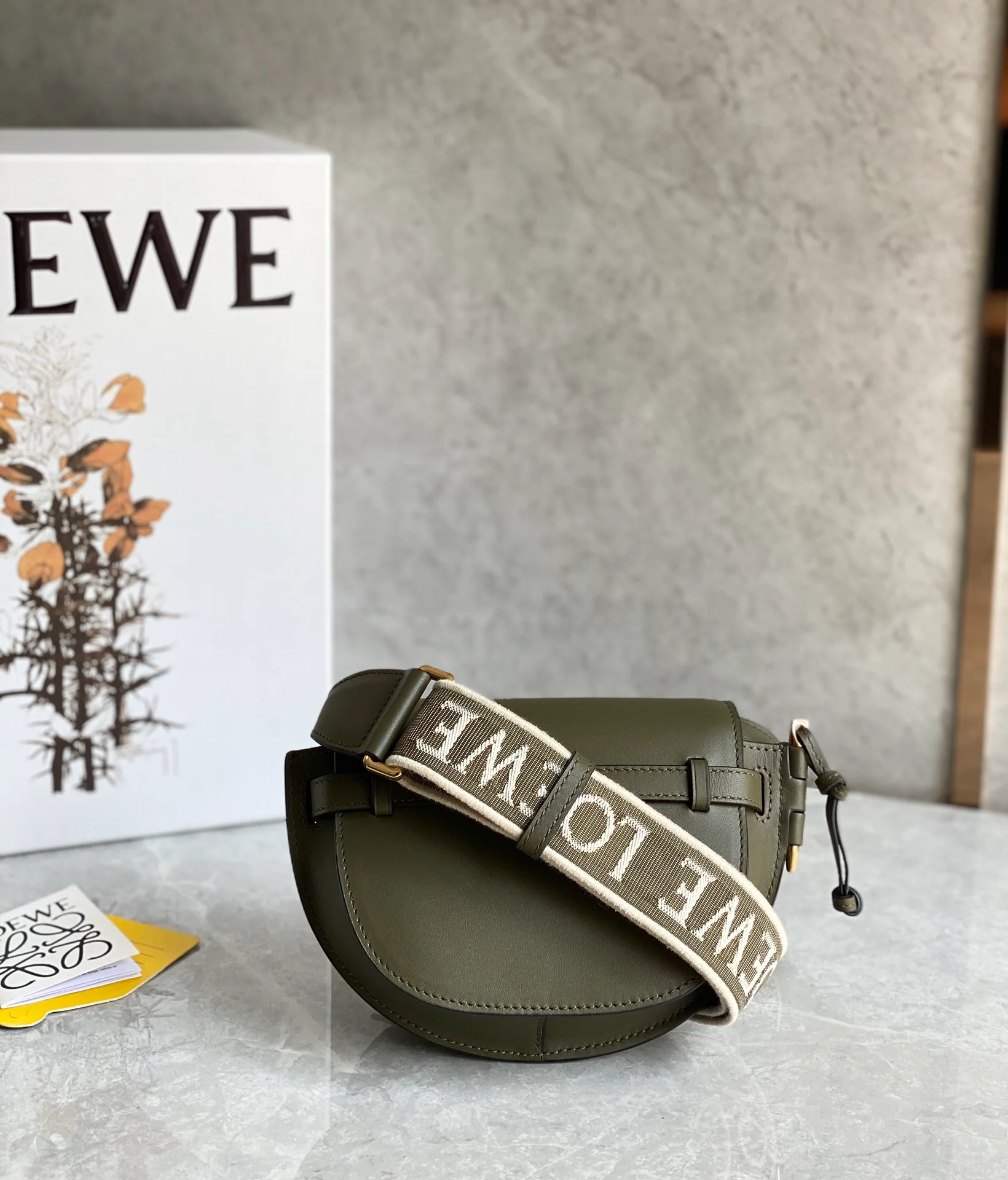 Сумка Loewe Gate Mini 21x125x95 см с широким плечевым ремнем и надписью - 1 шт.