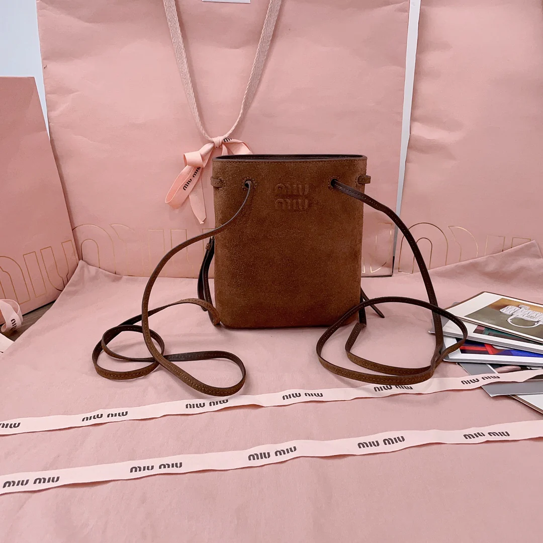 Мини-сумка-ведро Miu Miu 5nf460 из замши - коричневая