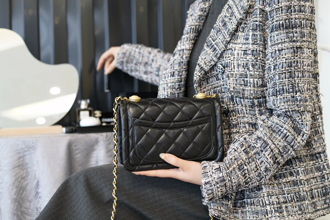 Булочка из тофу с монетой от Chanel