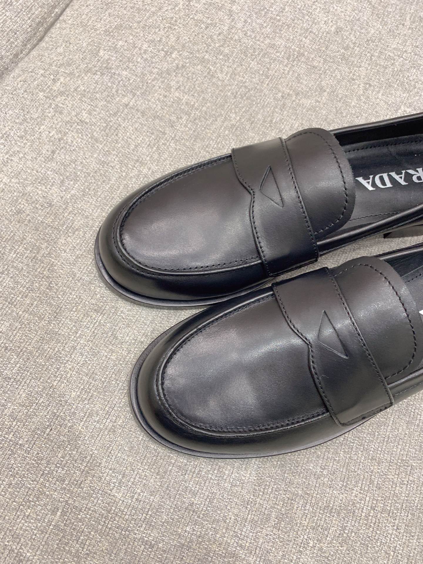 Обувь Prada - плоские лоферы Prada