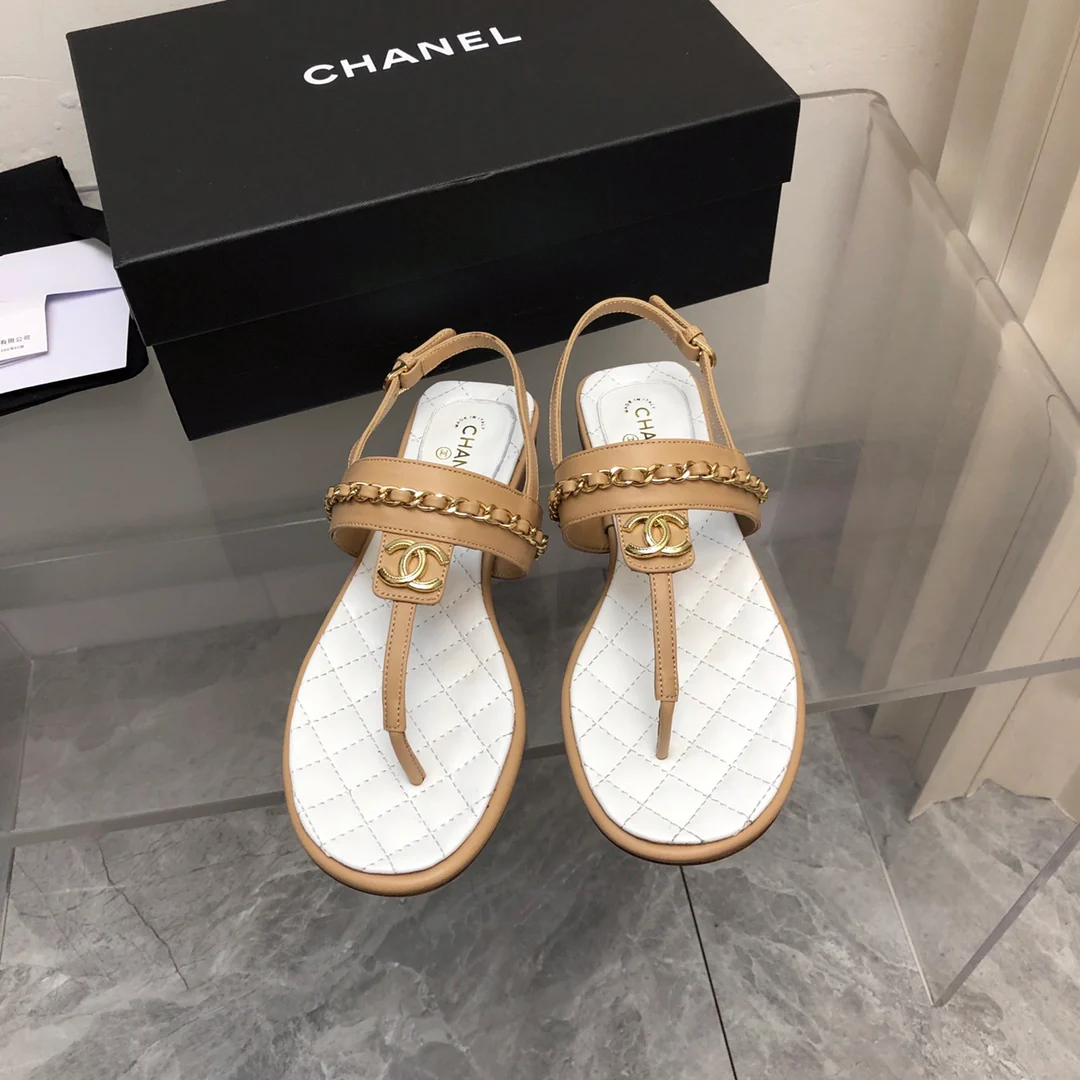 Новинка сезона весна/лето 2023 от Chanel - Классические сандалии с цепочкой и Т-образным ремешком - Белый/Абрикосовый