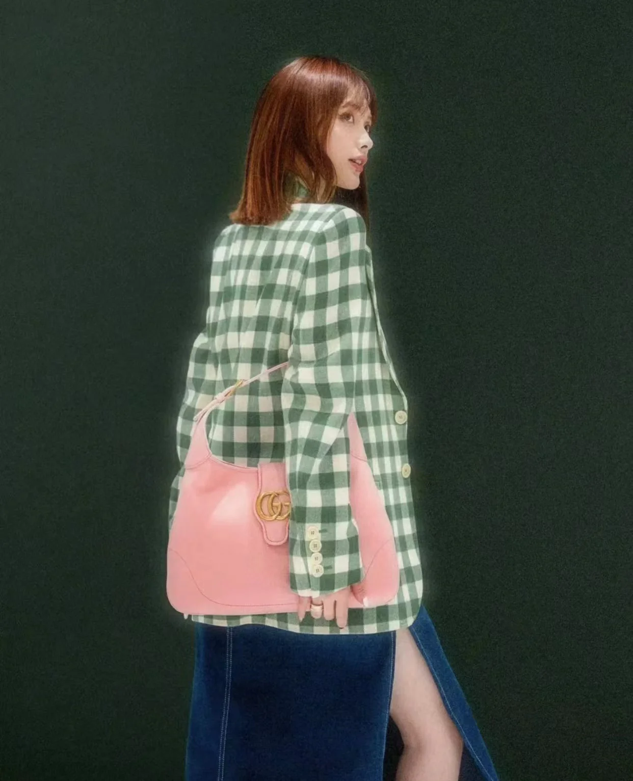 Весенняя коллекция Gucci 2023 — Сумка через плечо ?Полумесяц? — Розовая — Фотографии в действии.