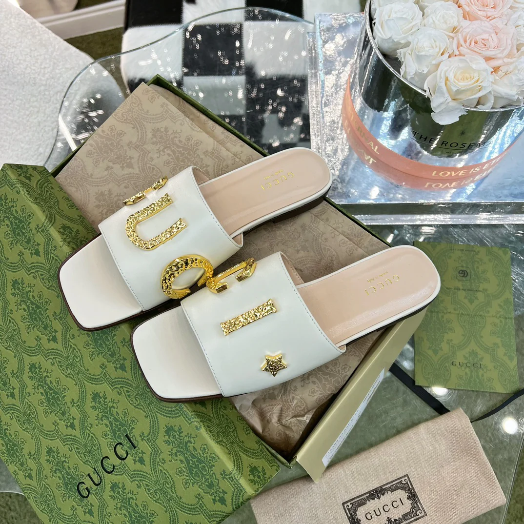Сандалии Gucci с латунным логотипом