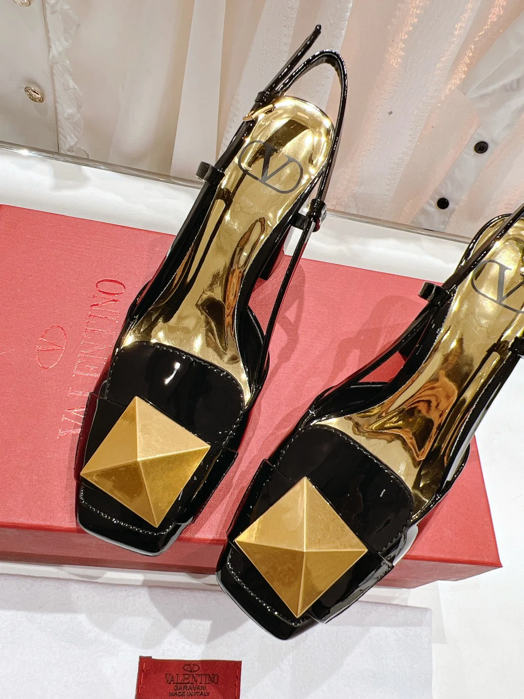 Новинка лета 2023 от Valentino - Босоножки на массивном каблуке с крупными заклепками - Черные