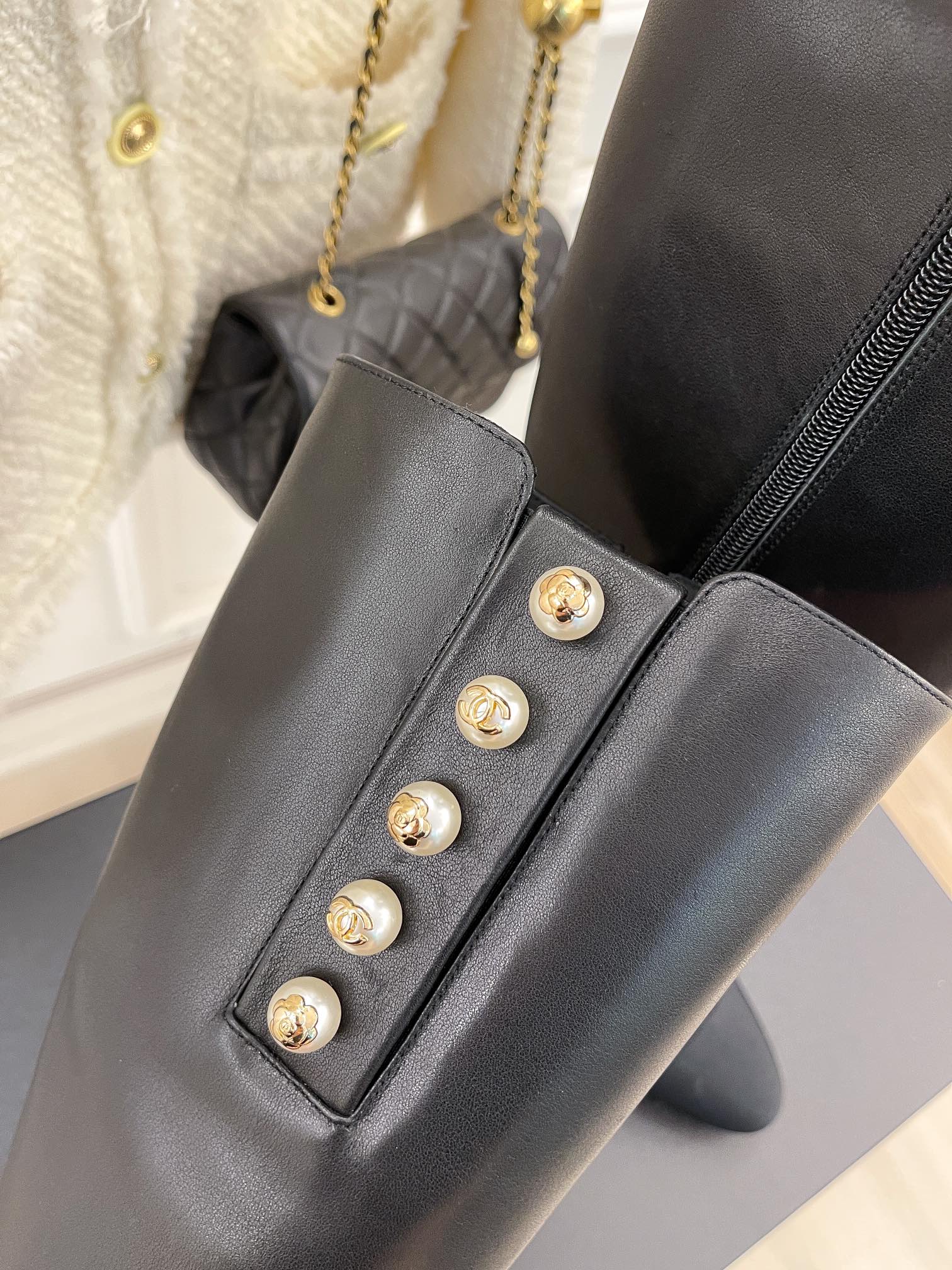 Новинка сезона осень/зима 2022 от Chanel - Сапоги на высоком каблуке - Черные