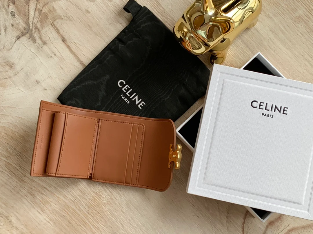 Маленький глянцевый кошелек Celine Triomphe с клапаном из овечьей кожи, цвет карамель.