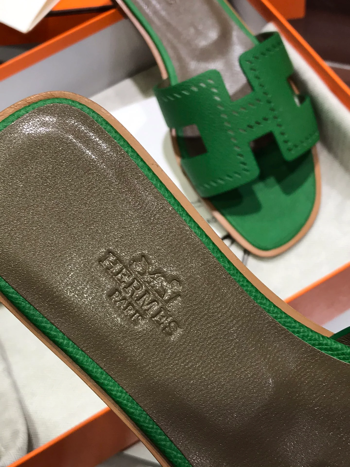 Новинка весны 2022 года от Hermes - плоские тапочки H - 3