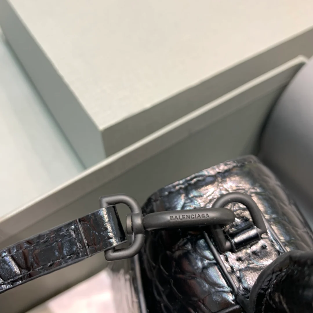 Сумка Balenciaga Hourglass - черная с пряжкой из крокодиловой кожи