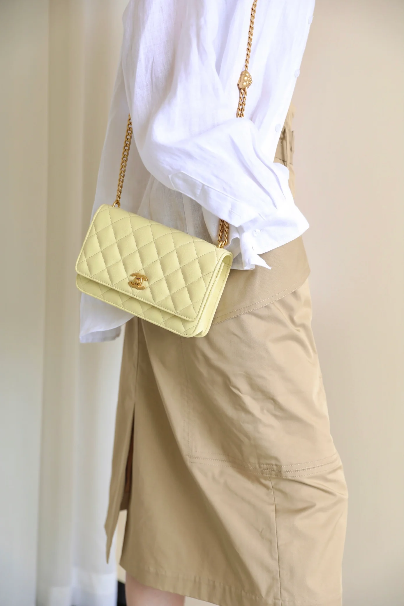 Новинка сезона весна/лето 2023 от Chanel - Сумка через плечо с цепочкой Camellia - WOC - Желтая 