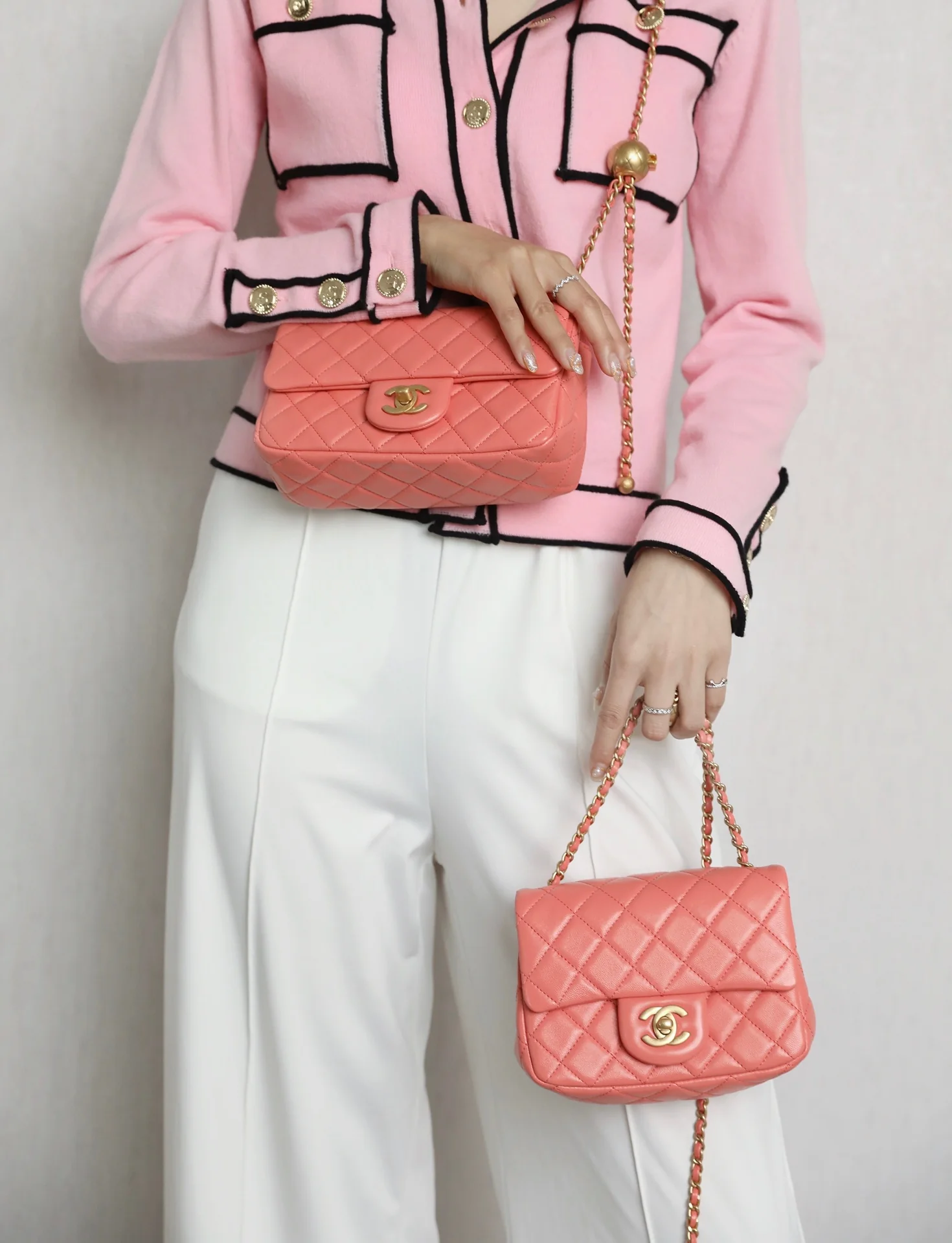 Сумка Chanel Gold Globe Square Fat Flap Bag - кораллово-розовая.