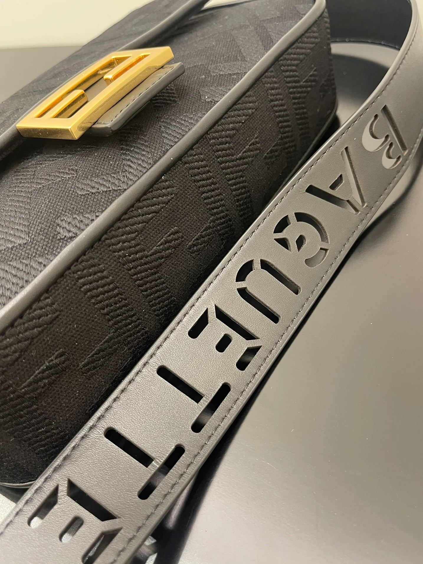 Сумка-багет Fendi с вышивкой - черная