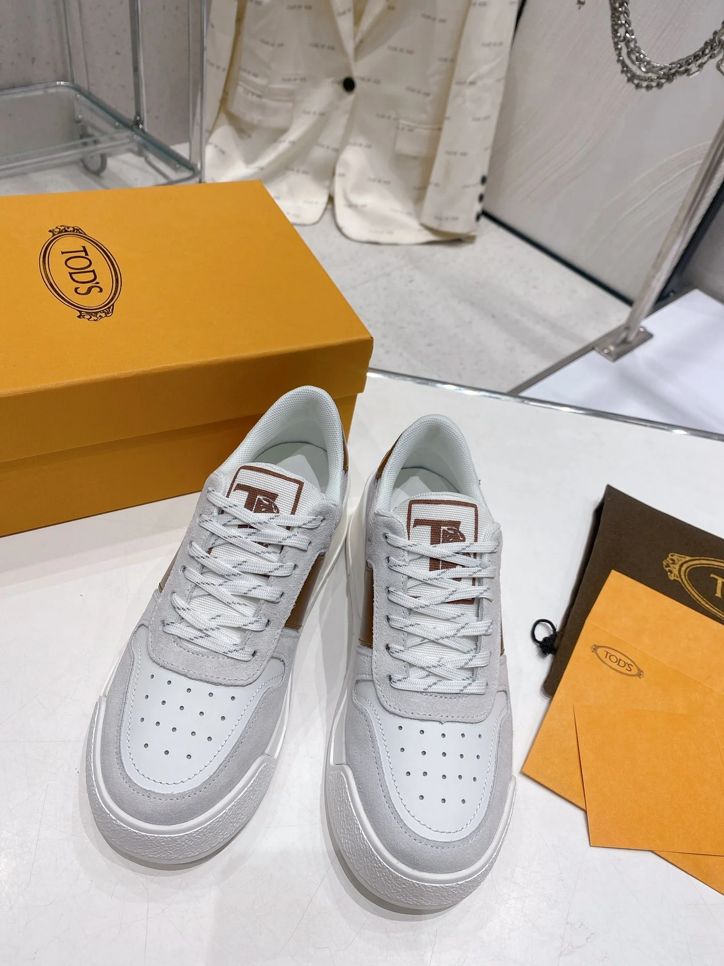 Весенняя коллекция Tods 2023 — Повседневная обувь — Парная модель — Коричневая отделка