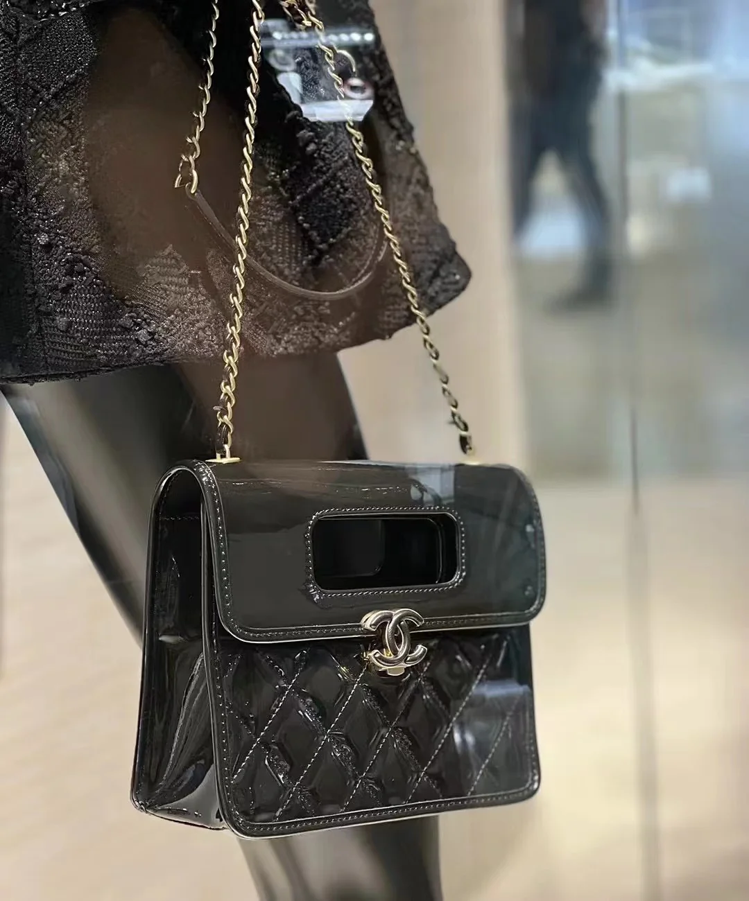 Новинка сезона весна/лето 2023 от Chanel - лакированная кожа - сумка-конверт - фотографии в действии.