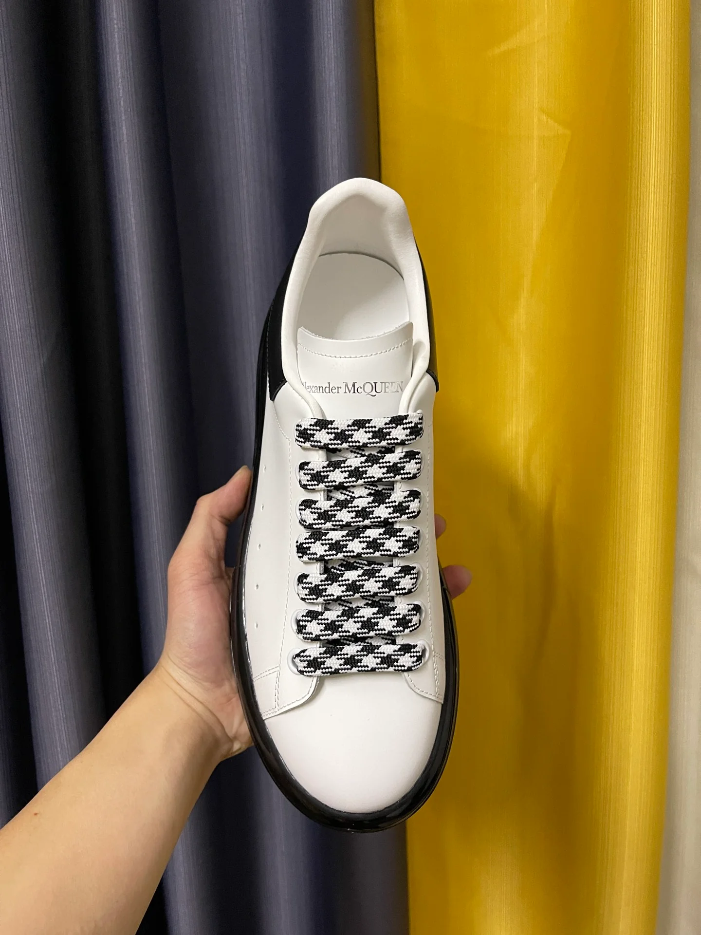 Классические белые кроссовки McQueen - унисекс - черная кожаная пятка - черная амортизирующая подошва