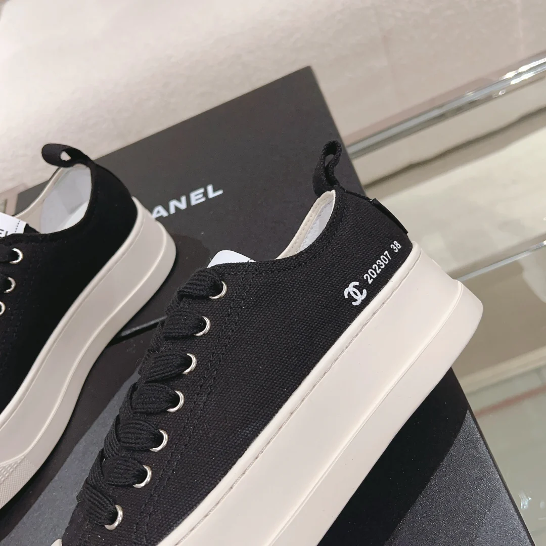 Новинка сезона ?Ранняя осень 2023? от Chanel — Простые парусиновые туфли на платформе — Черные