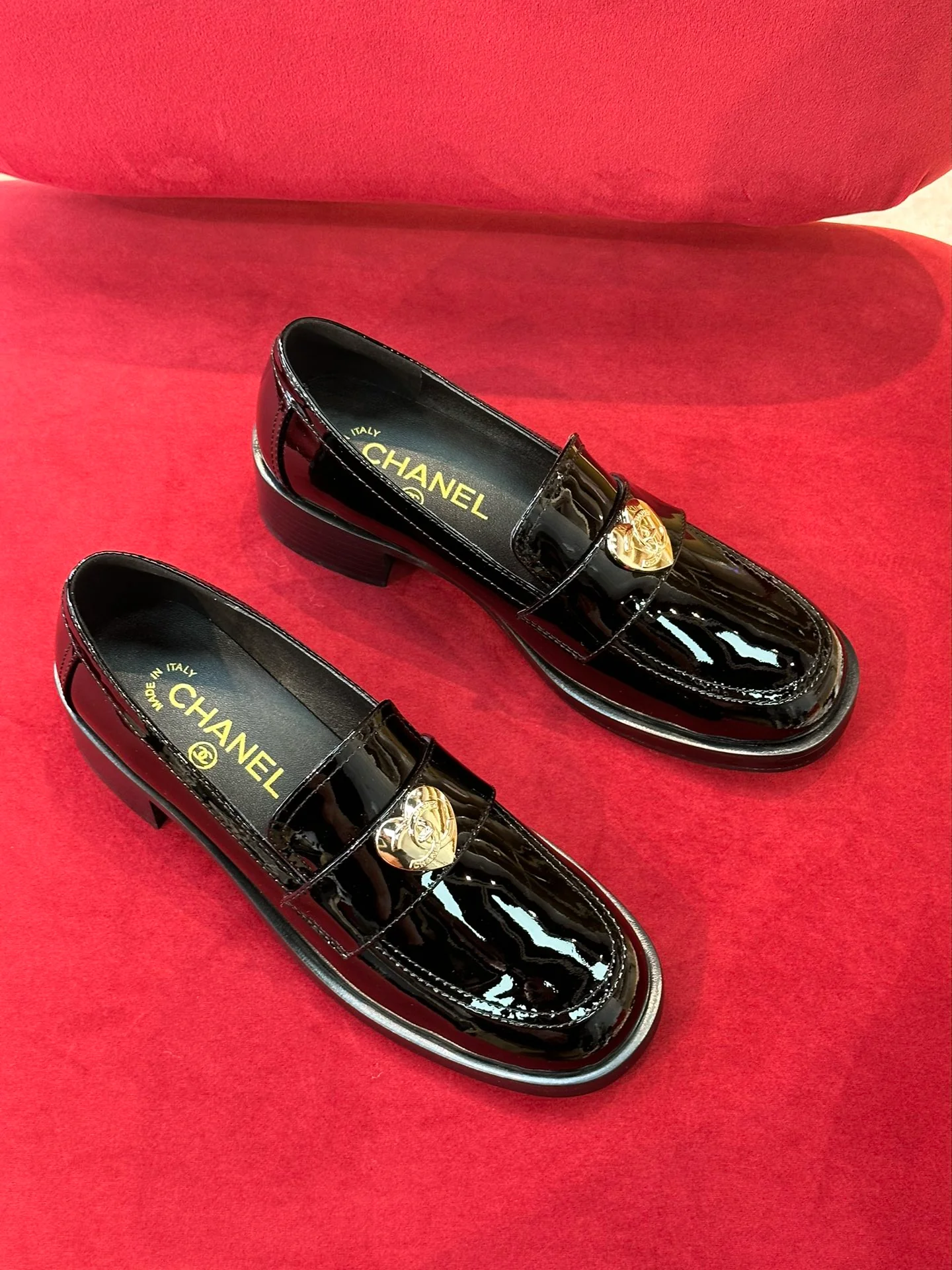 Новинка весны 2023 года от Chanel — лоферы в форме сердца.