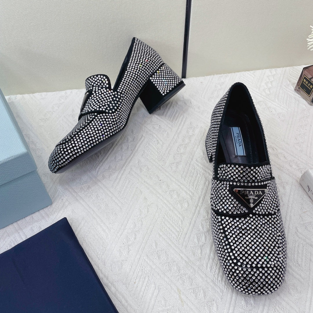 Туфли Prada, лоферы Prada на низком каблуке, украшенные стразами, серебристые.